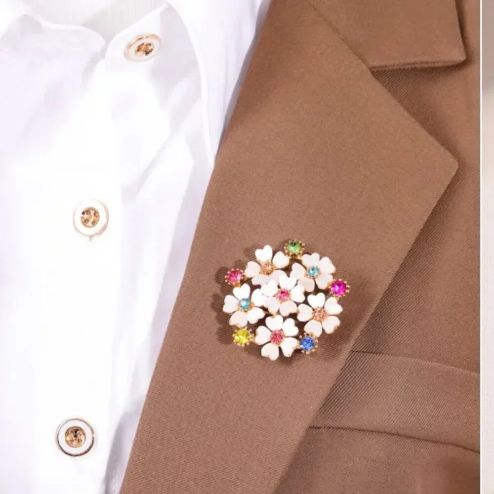 NEW Retro MCM Glam Crystal Studded Flower Cluster Brooch Pin - Picture 2 of 3